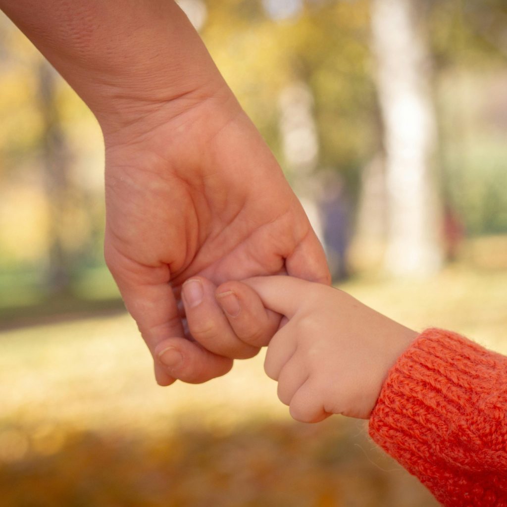 Il dito di un bimbo fra le mani di un adulto