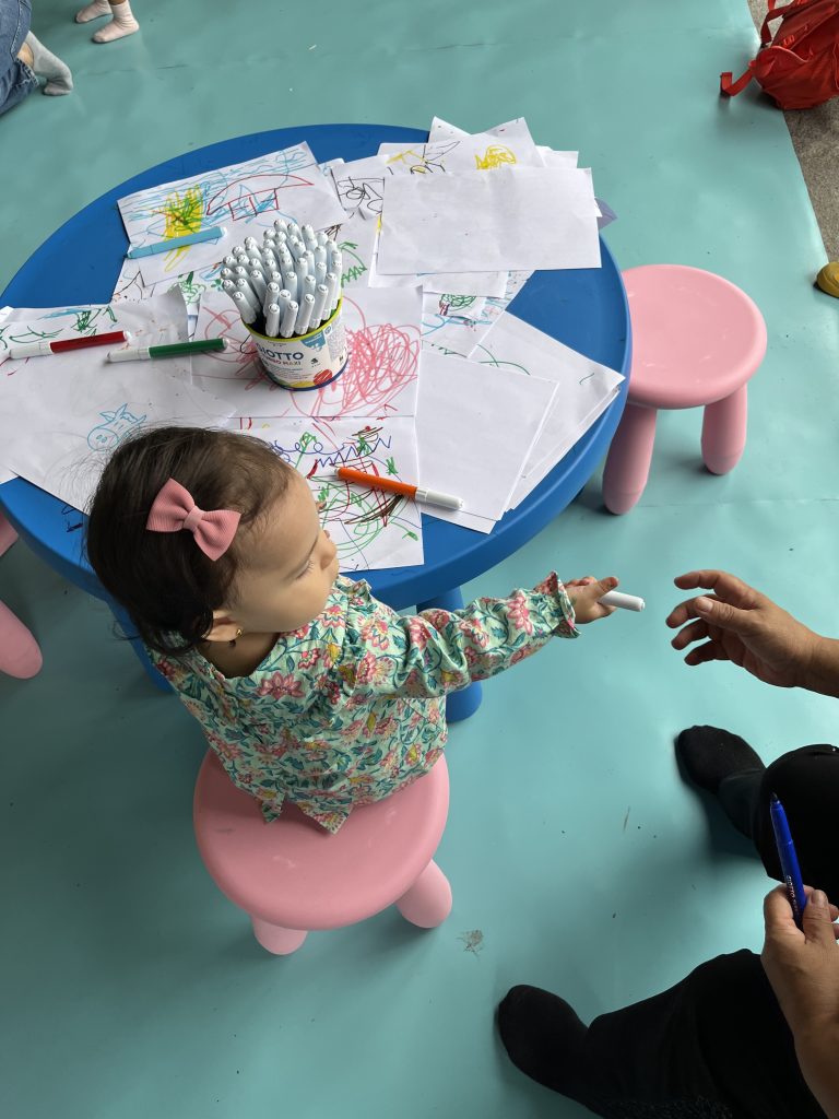 Bimbi e bimbe impegnate nelle attività del Pampers Village