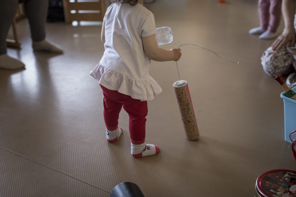 Bimba gioca con giochi "poveri"