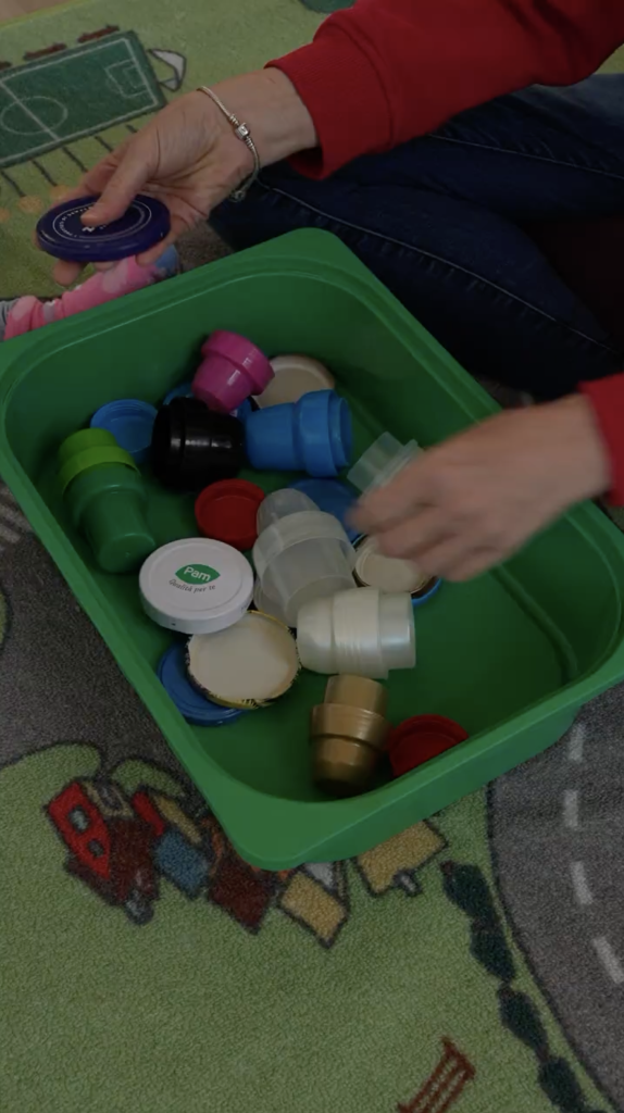 Mani che giocano con giochi "poveri"