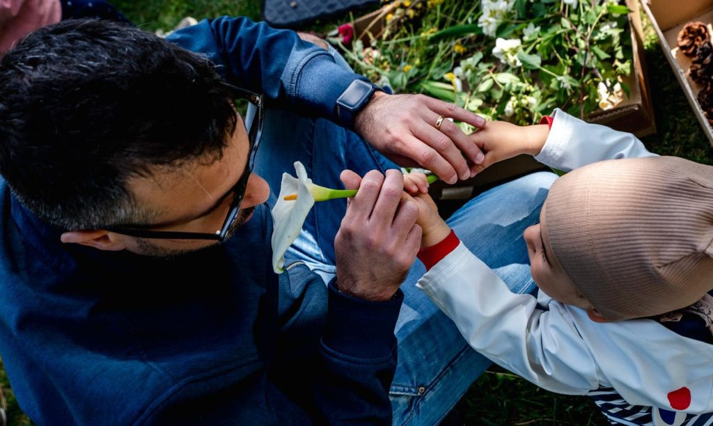 Un papà gioca con il suo bimbo